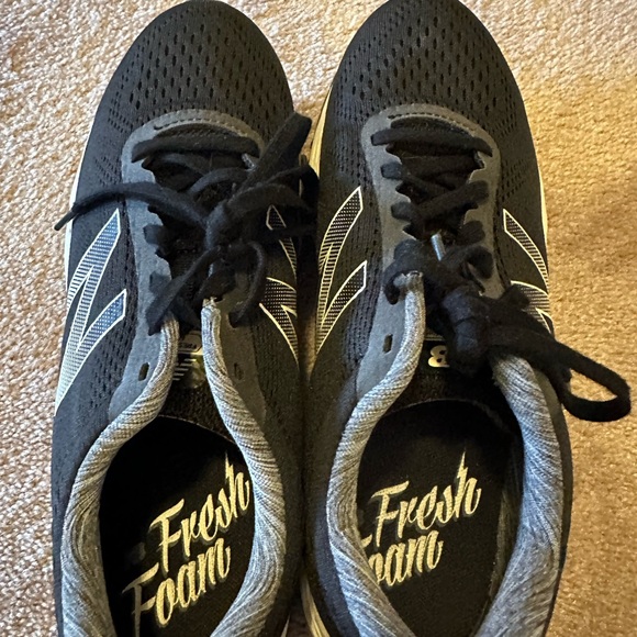 New balance women's size 8 1/2 fresh foam sneaker - Picture 5 of 5